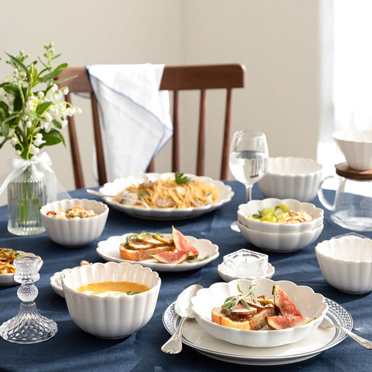 Elegant tableware with delicate details and elegance with the motif of the lily for 2people 13pcs