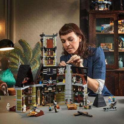 [Genuine Lego] LEGO Icons Haunted House Building Set, Creative Craft for Adults and Family, Haunted House DIY Project to Build Together, Includes 10 Minifigures, 10273
