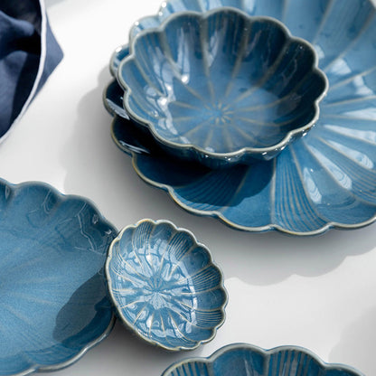 Elegant tableware with delicate details and elegance with the motif of the lily for 2people 13pcs blue