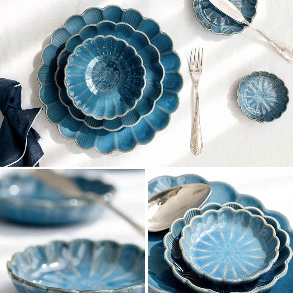 Elegant tableware with delicate details and elegance with the motif of the lily for 2people 13pcs blue