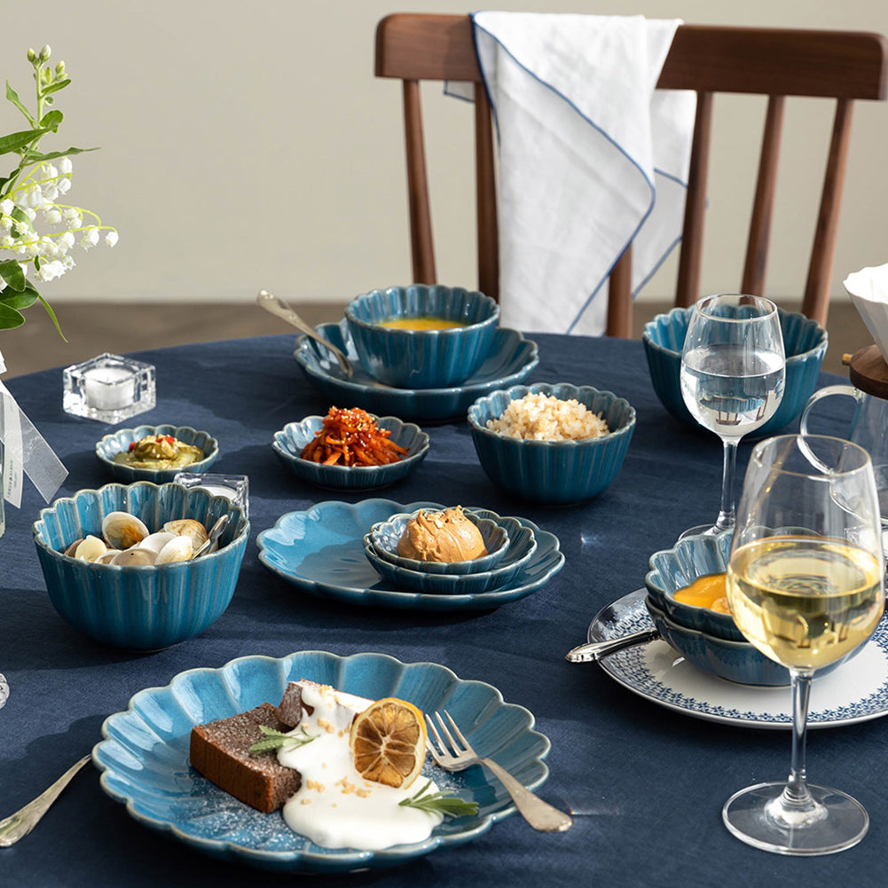 Elegant tableware with delicate details and elegance with the motif of the lily for 2people 13pcs blue