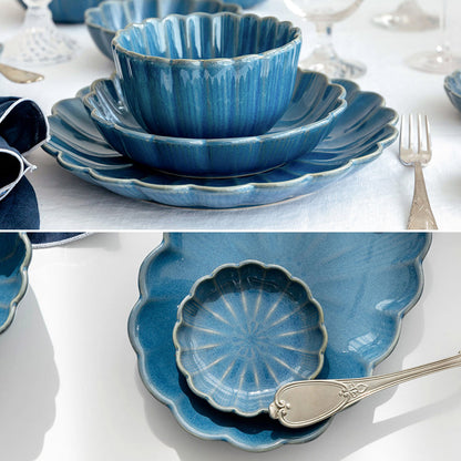 Elegant tableware with delicate details and elegance with the motif of the lily for 2people 13pcs blue