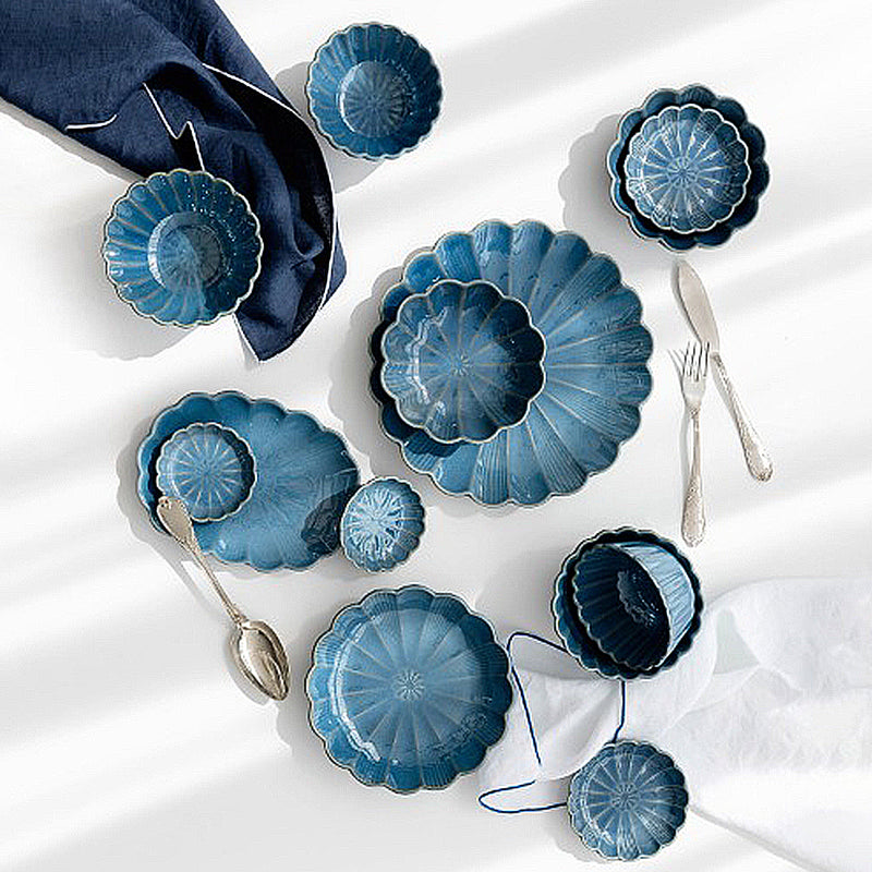 Elegant tableware with delicate details and elegance with the motif of the lily for 2people 13pcs blue