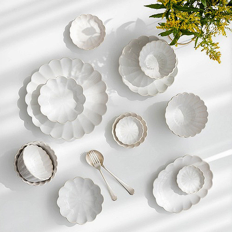 Elegant tableware with delicate details and elegance with the motif of the lily for 2people 13pcs